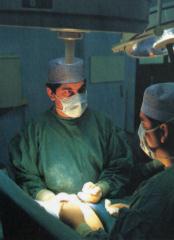 Ο Δρ. Λύρας και η ομάδα του στο χειρουργείο. 1995