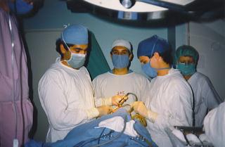 Ο Δρ. Λύρας σε χειρουργείο στην Βραζιλία. 1990