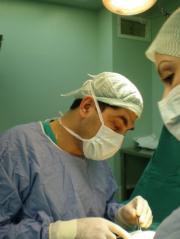 Ο Δρ. Λύρας και η ομάδα του στο χειρουργείο. 2008