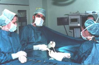 Ο Δρ. Λύρας και η ομάδα του στο χειρουργείο. 2000